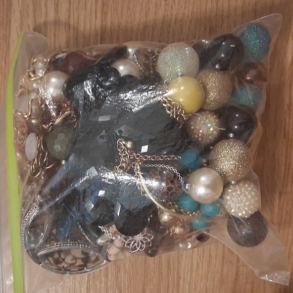 Mystery Bundle Of Jewerly - Necklaces, Rings, Earings - Picture 2 of 4
